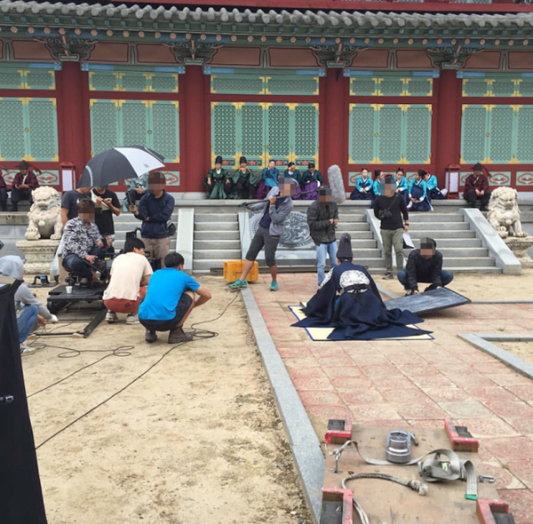 Sự thật hài hước sau cảnh ôm hôn, lãng mạn trong phim Hàn